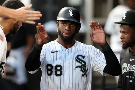 Luis Robert Jr.’s season ends as the Chicago White Sox center fielder goes on the IL with a mild MCL sprain